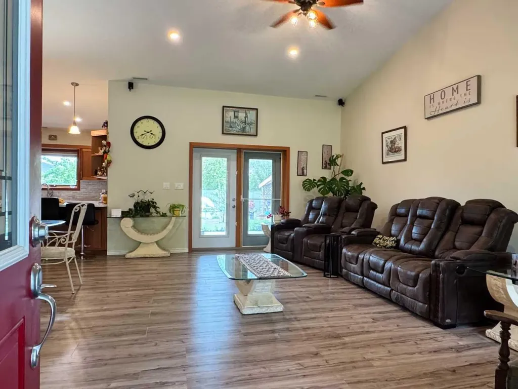 412 Queen Avenue Monarch AB T0L 1M0