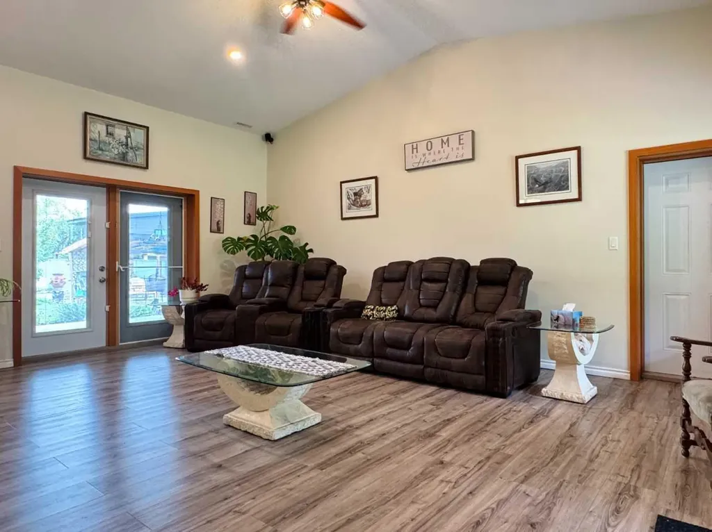 412 Queen Avenue Monarch AB T0L 1M0