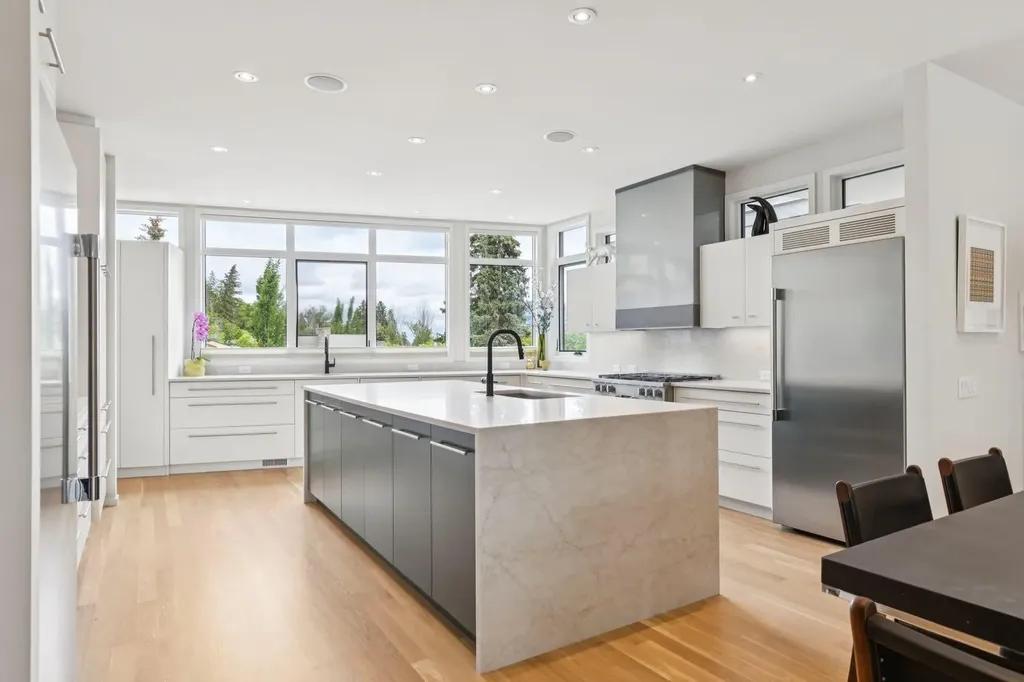 1119 15 Street NW Calgary AB T2N 2B5