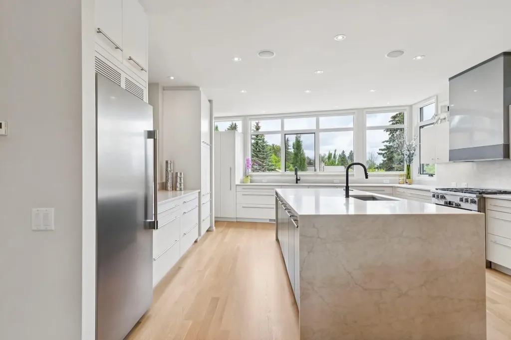 1119 15 Street NW Calgary AB T2N 2B5