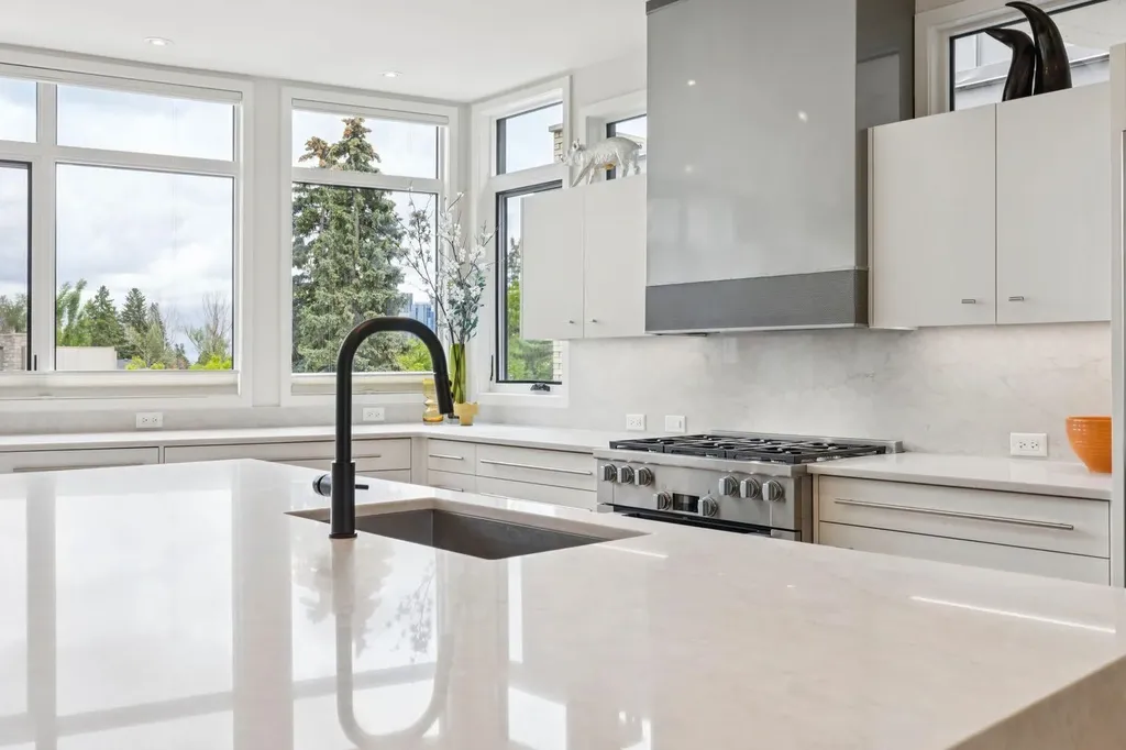 1119 15 Street NW Calgary AB T2N 2B5