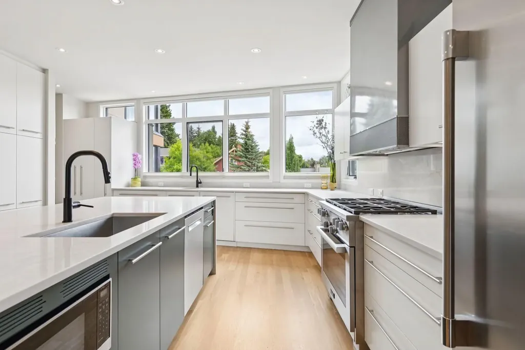 1119 15 Street NW Calgary AB T2N 2B5