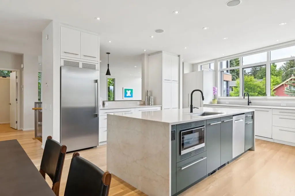 1119 15 Street NW Calgary AB T2N 2B5