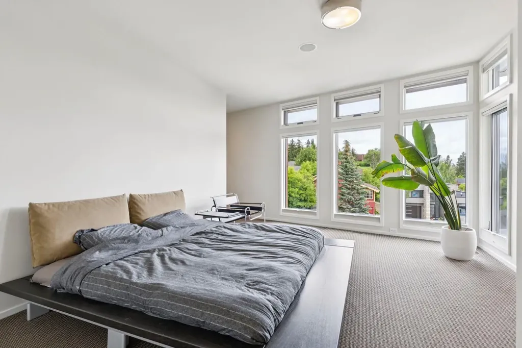 1119 15 Street NW Calgary AB T2N 2B5