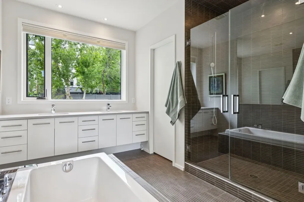 1119 15 Street NW Calgary AB T2N 2B5
