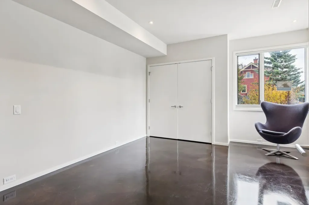1119 15 Street NW Calgary AB T2N 2B5