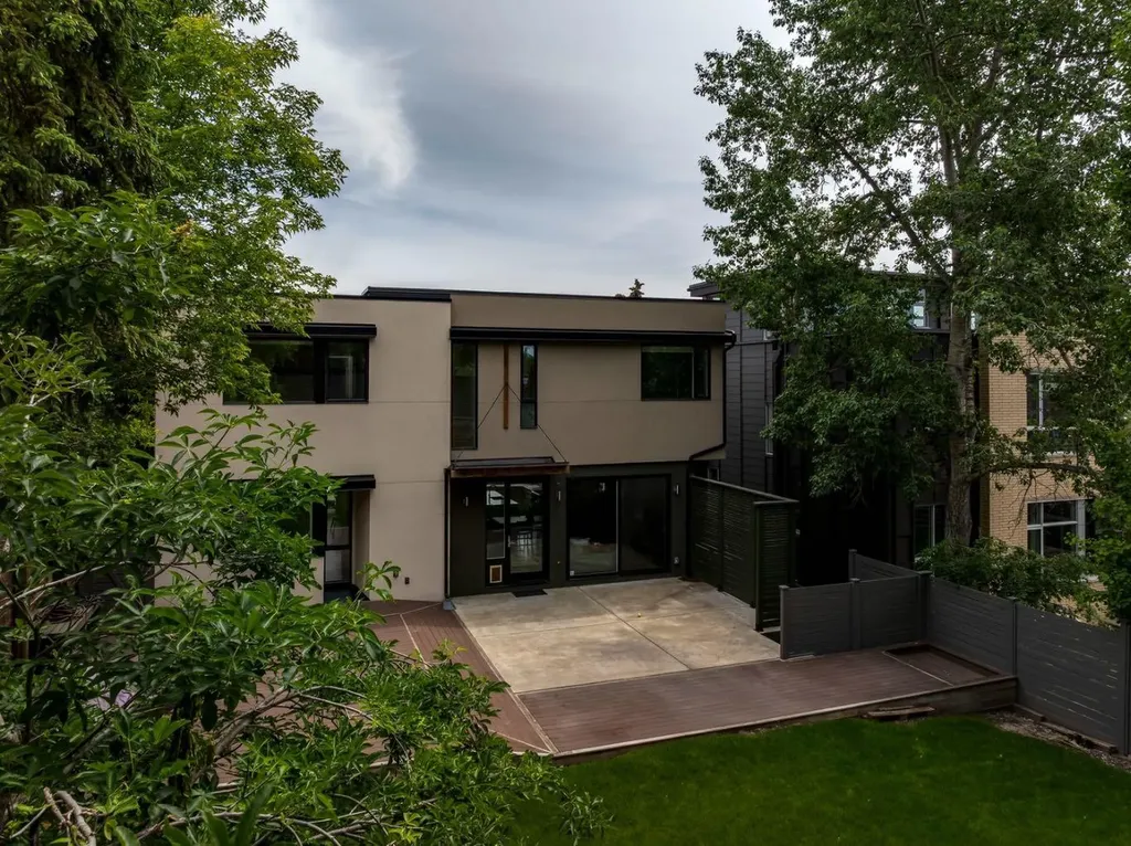 1119 15 Street NW Calgary AB T2N 2B5