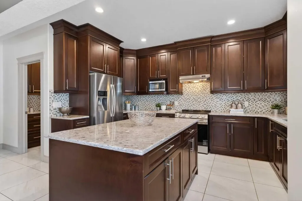 647 Fraser Vista NW Edmonton AB T5Y 0V4