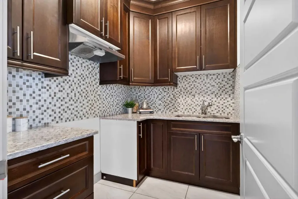 647 Fraser Vista NW Edmonton AB T5Y 0V4
