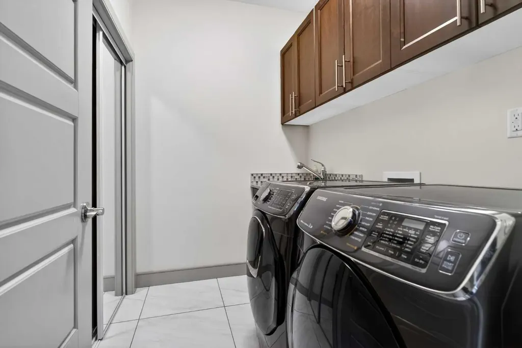 647 Fraser Vista NW Edmonton AB T5Y 0V4