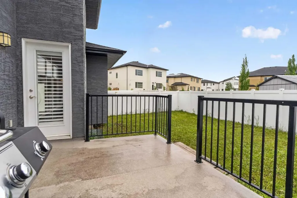 647 Fraser Vista NW Edmonton AB T5Y 0V4