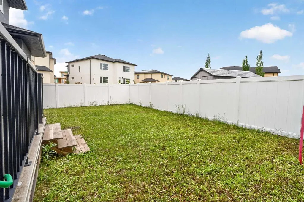 647 Fraser Vista NW Edmonton AB T5Y 0V4