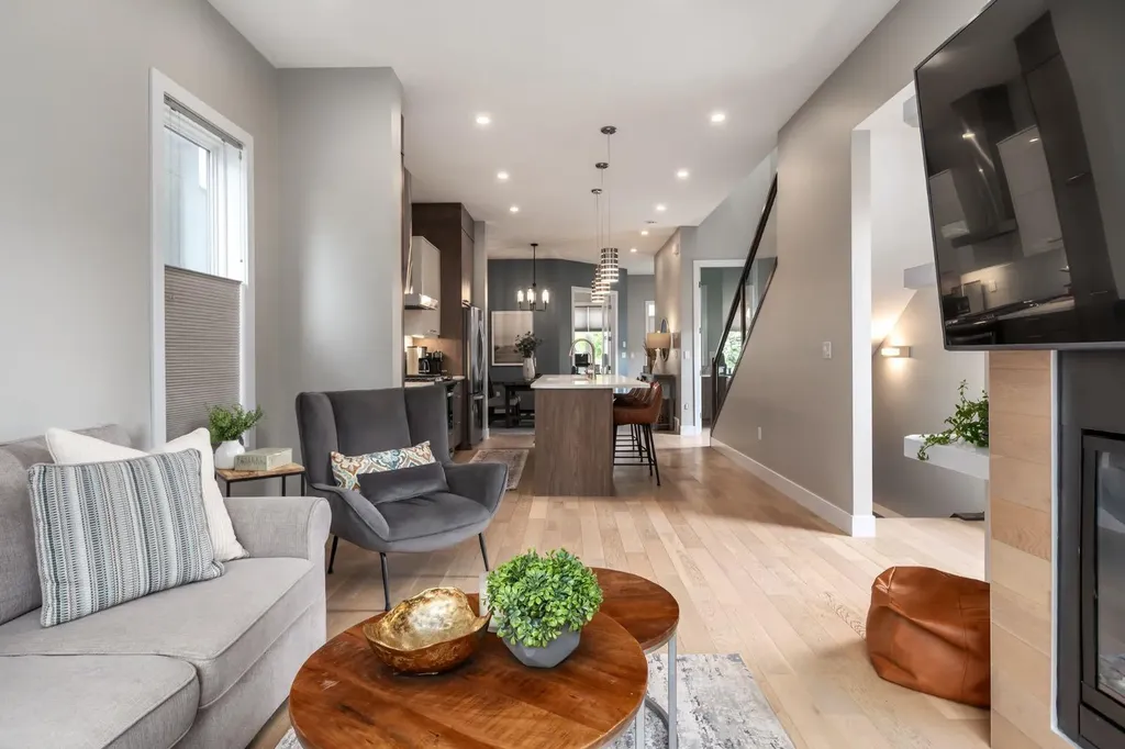 4321 72 Street NW Calgary AB T3B 2L1
