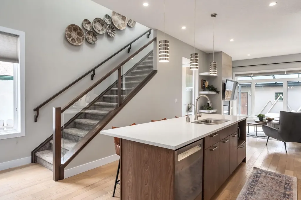4321 72 Street NW Calgary AB T3B 2L1