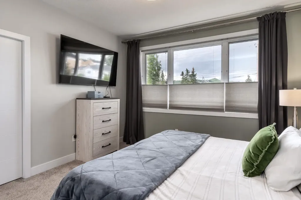 4321 72 Street NW Calgary AB T3B 2L1