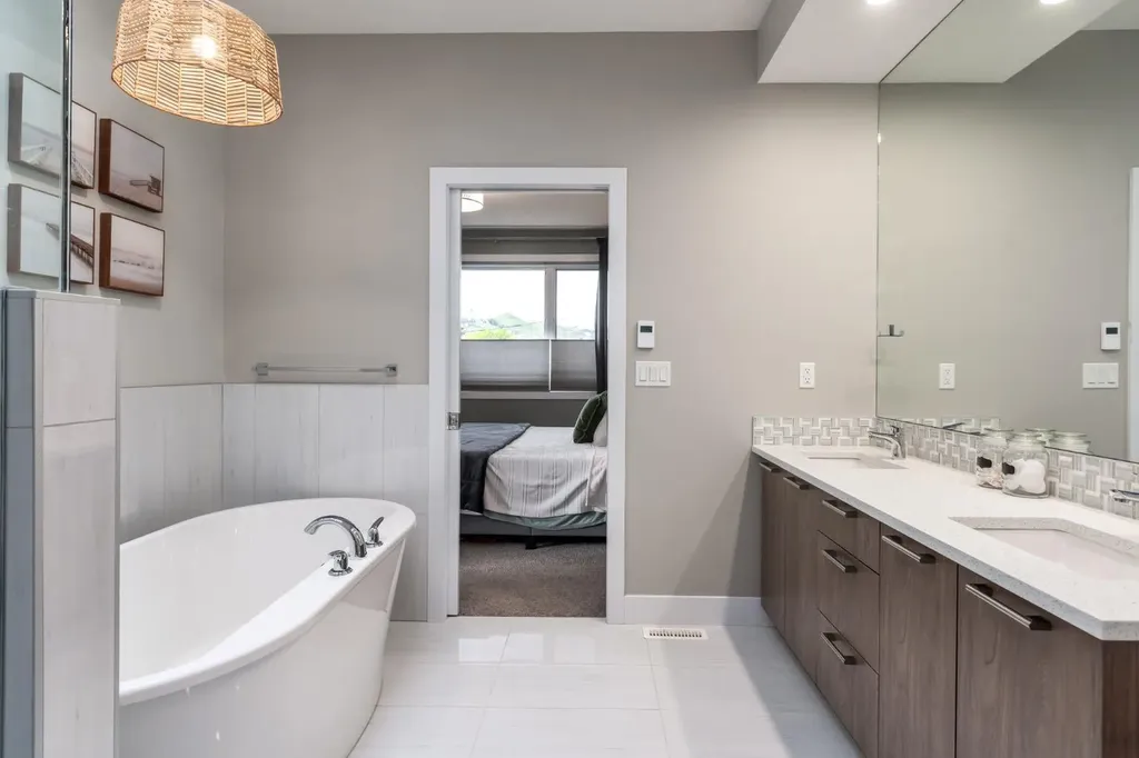 4321 72 Street NW Calgary AB T3B 2L1
