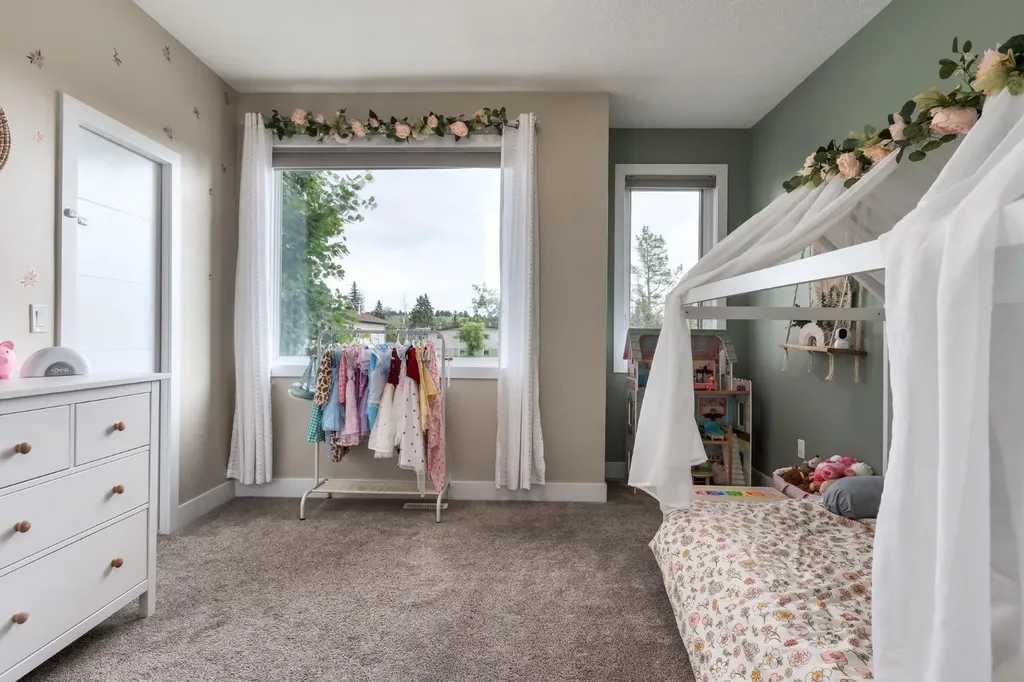 4321 72 Street NW Calgary AB T3B 2L1