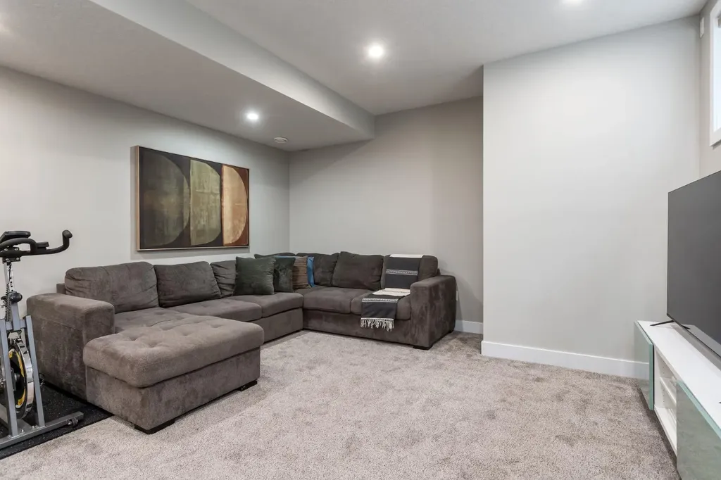4321 72 Street NW Calgary AB T3B 2L1