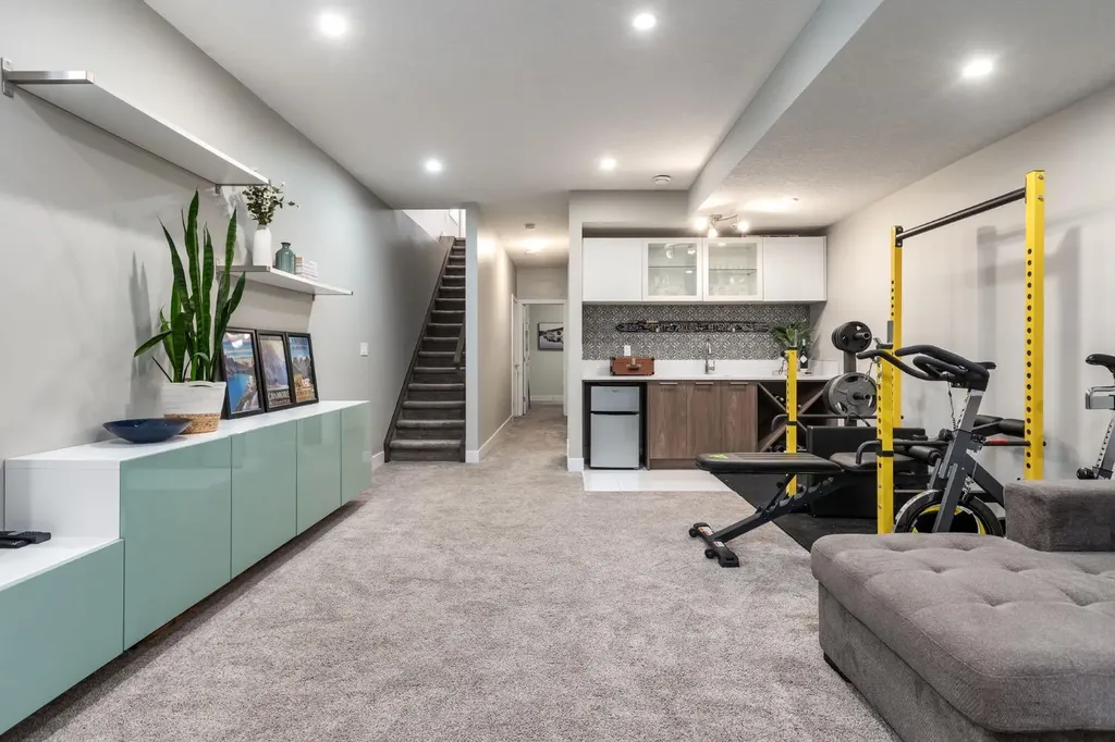 4321 72 Street NW Calgary AB T3B 2L1