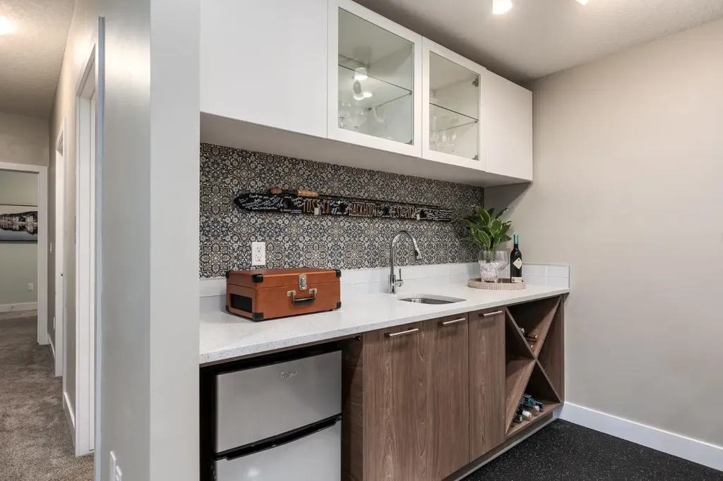 4321 72 Street NW Calgary AB T3B 2L1