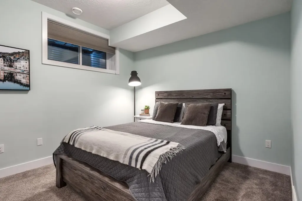 4321 72 Street NW Calgary AB T3B 2L1