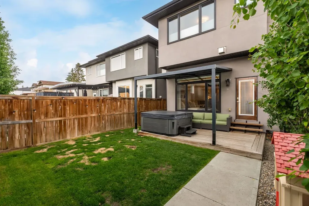 4321 72 Street NW Calgary AB T3B 2L1