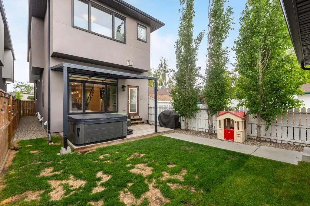 4321 72 Street NW Calgary AB T3B 2L1