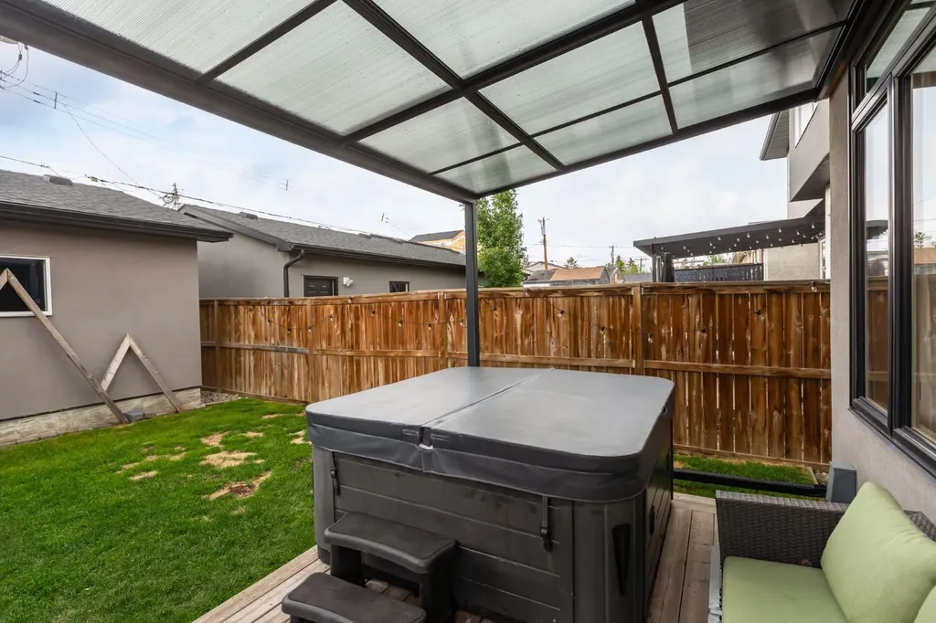 4321 72 Street NW Calgary AB T3B 2L1