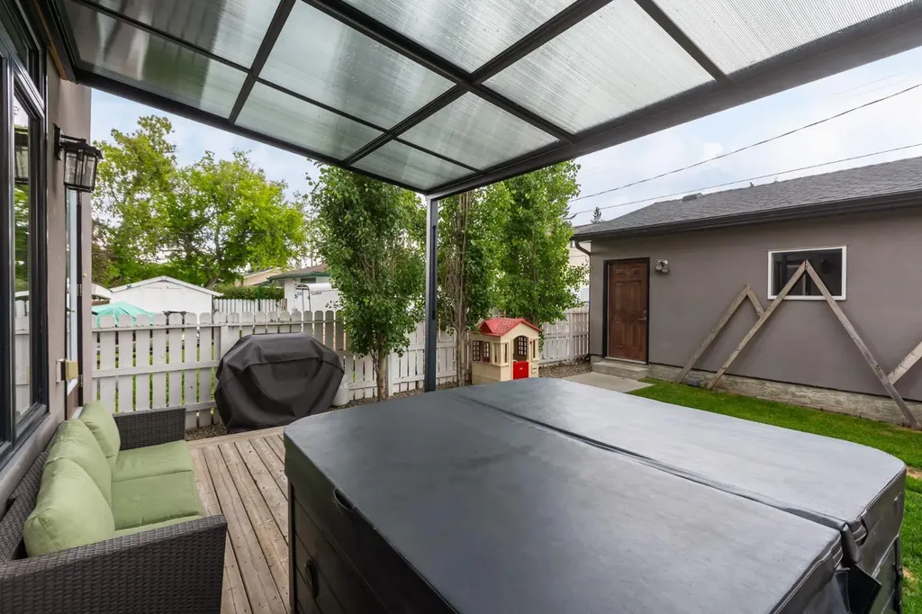 4321 72 Street NW Calgary AB T3B 2L1