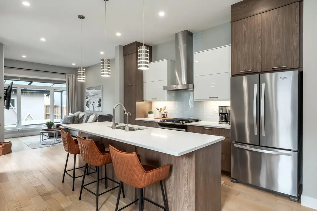 4321 72 Street NW Calgary AB T3B 2L1
