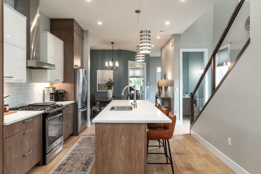 4321 72 Street NW Calgary AB T3B 2L1