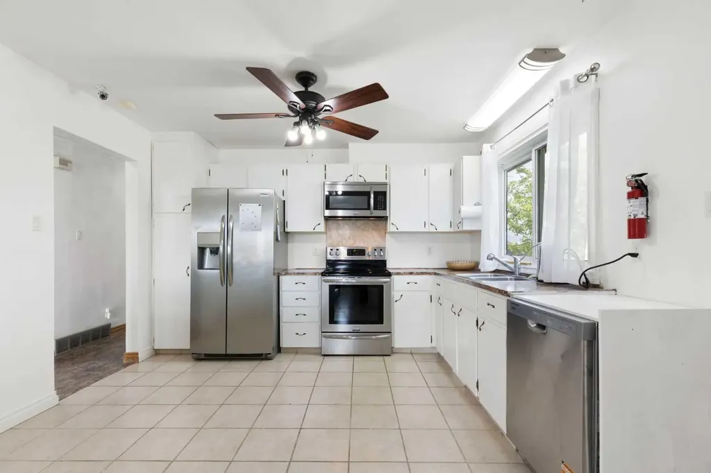 1016 Hunterdale Place NW Calgary AB T2K 4R7