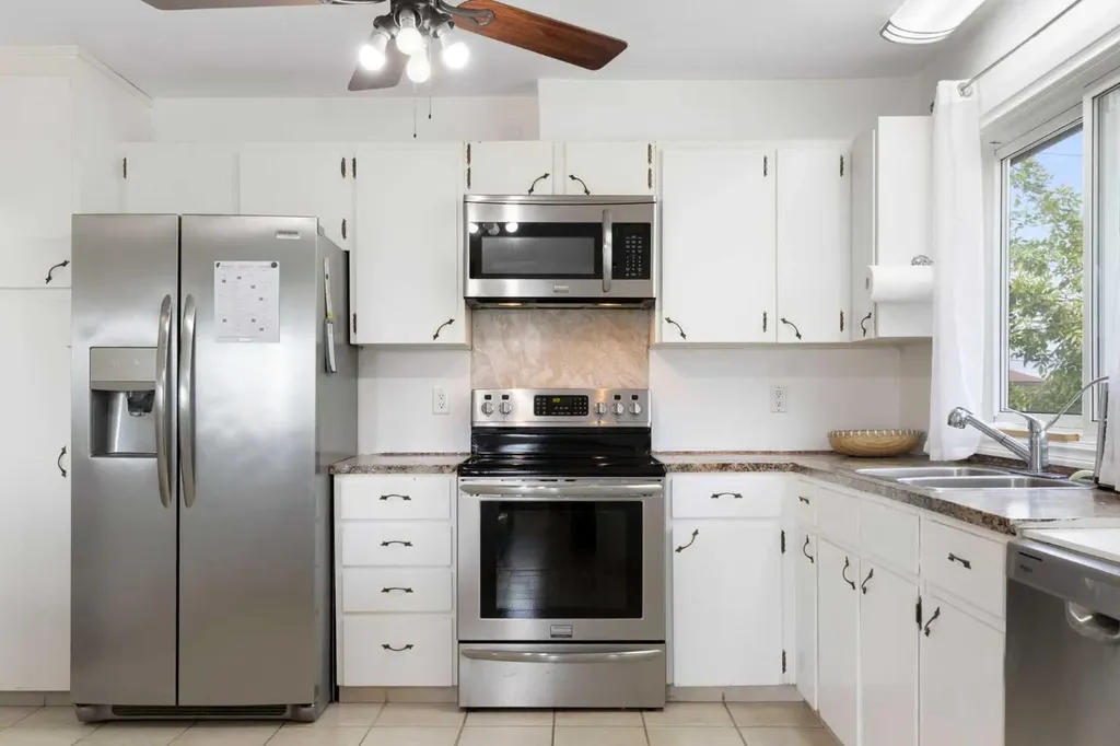 1016 Hunterdale Place NW Calgary AB T2K 4R7