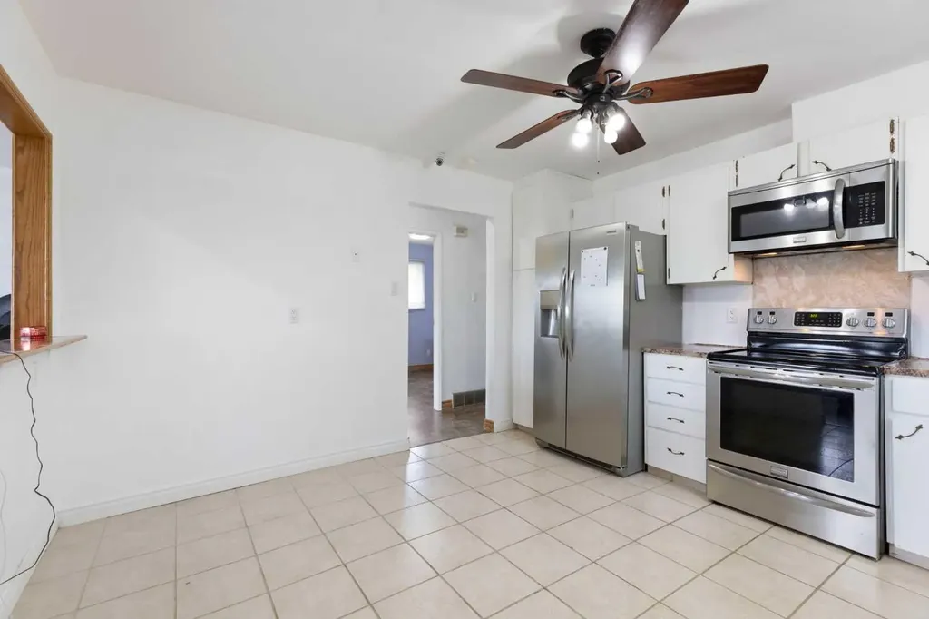 1016 Hunterdale Place NW Calgary AB T2K 4R7