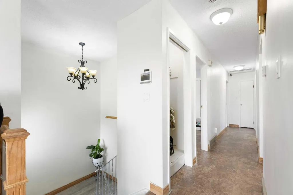 1016 Hunterdale Place NW Calgary AB T2K 4R7