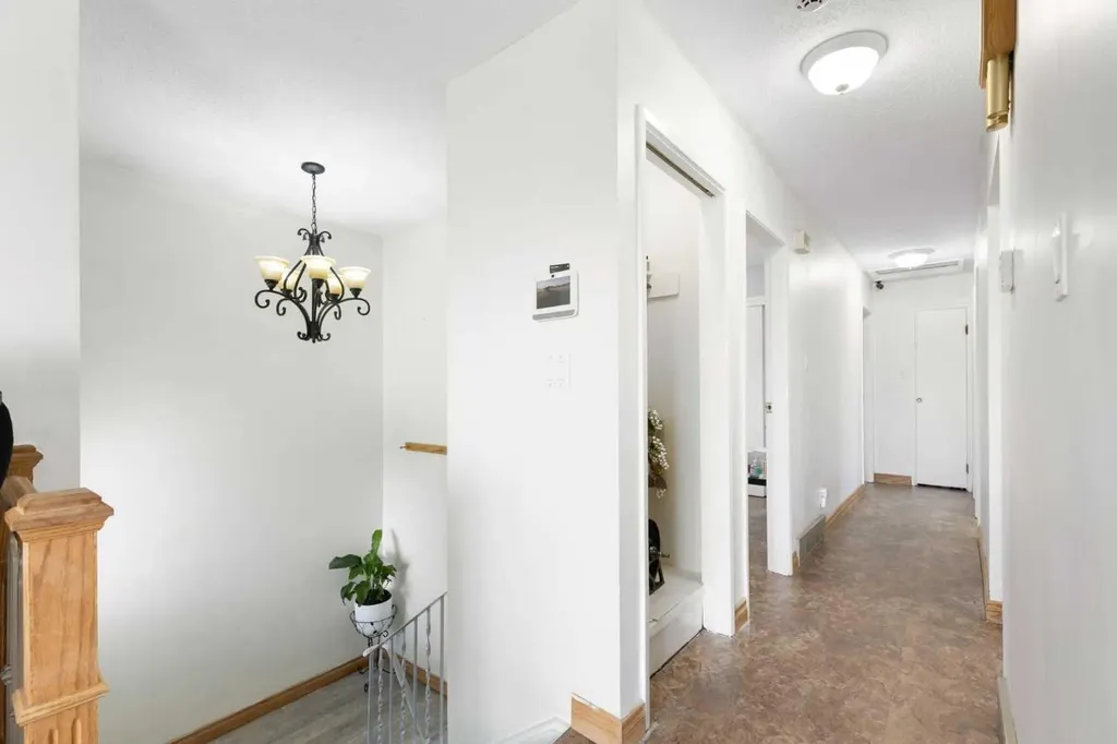 1016 Hunterdale Place NW Calgary AB T2K 4R7