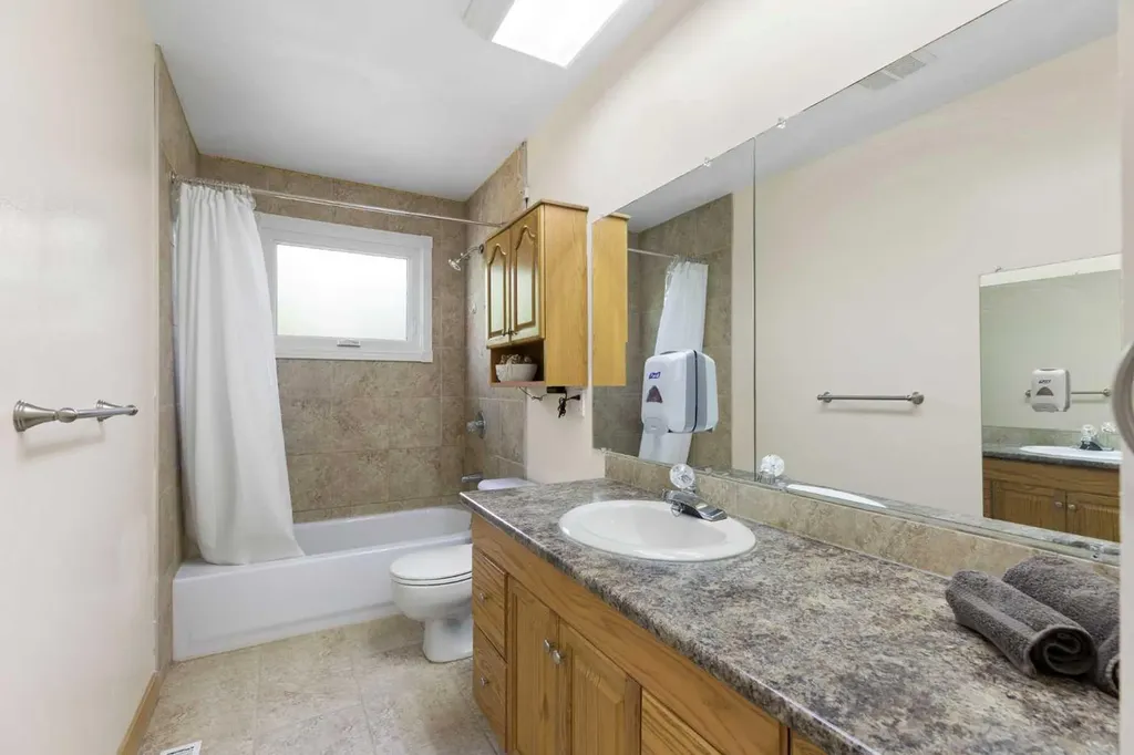1016 Hunterdale Place NW Calgary AB T2K 4R7