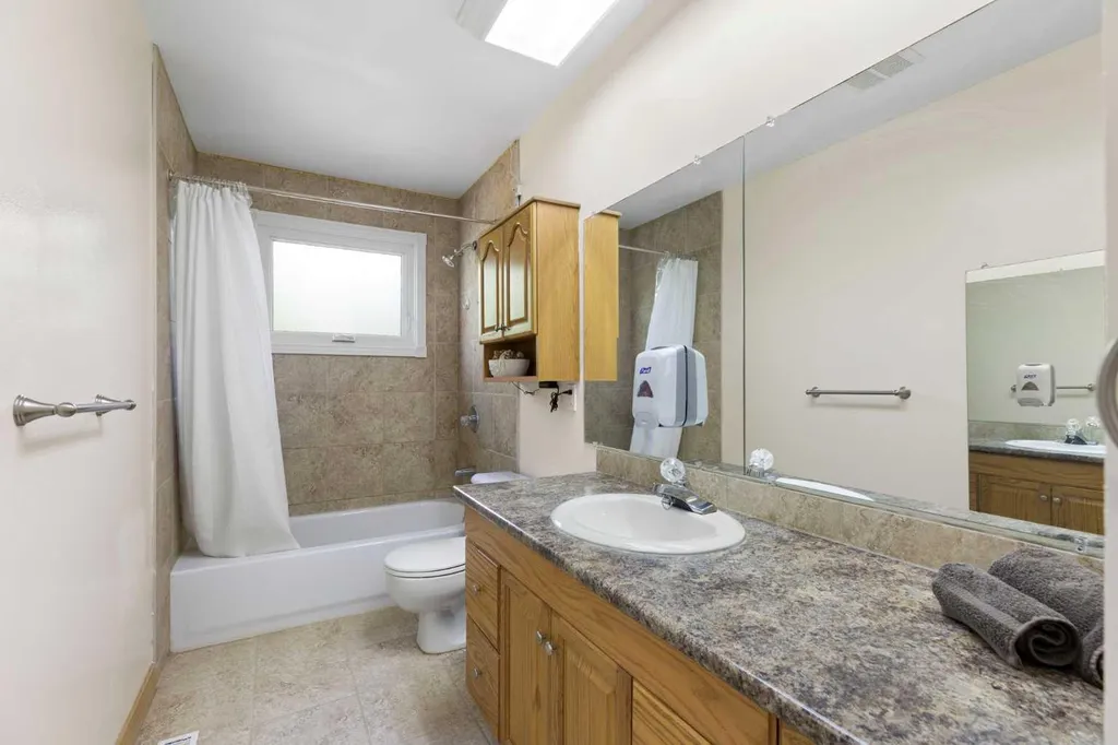 1016 Hunterdale Place NW Calgary AB T2K 4R7