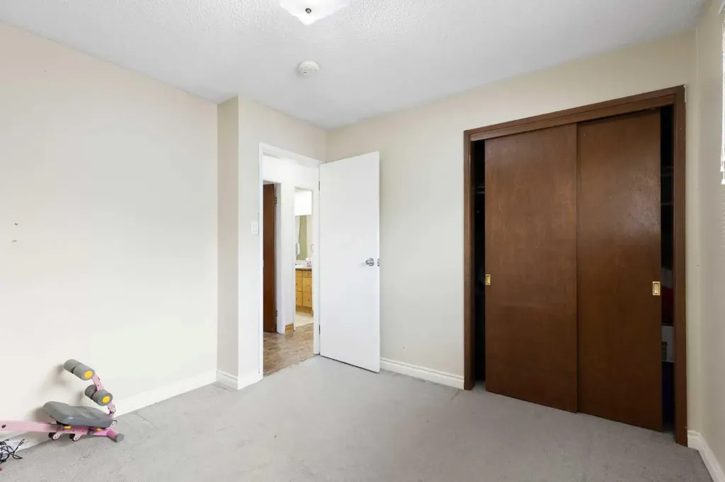 1016 Hunterdale Place NW Calgary AB T2K 4R7