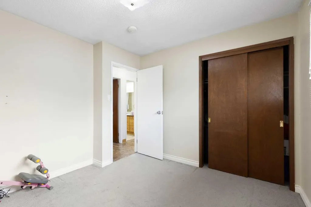 1016 Hunterdale Place NW Calgary AB T2K 4R7