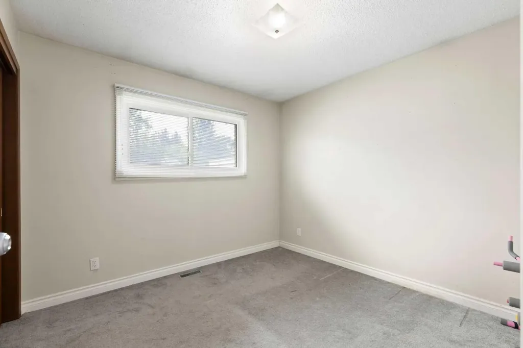 1016 Hunterdale Place NW Calgary AB T2K 4R7