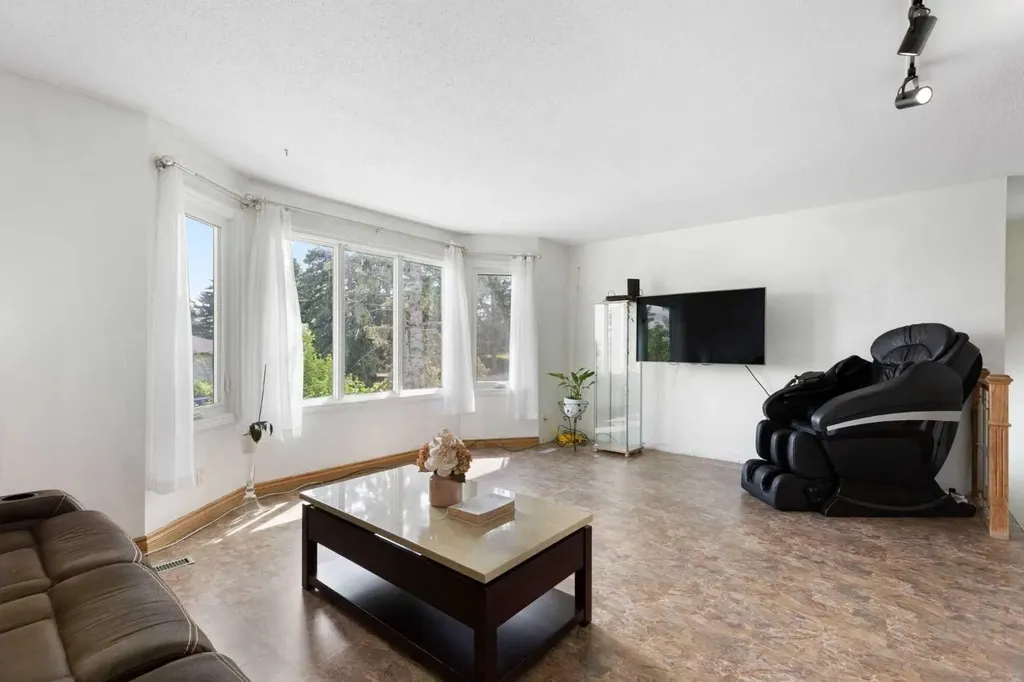 1016 Hunterdale Place NW Calgary AB T2K 4R7