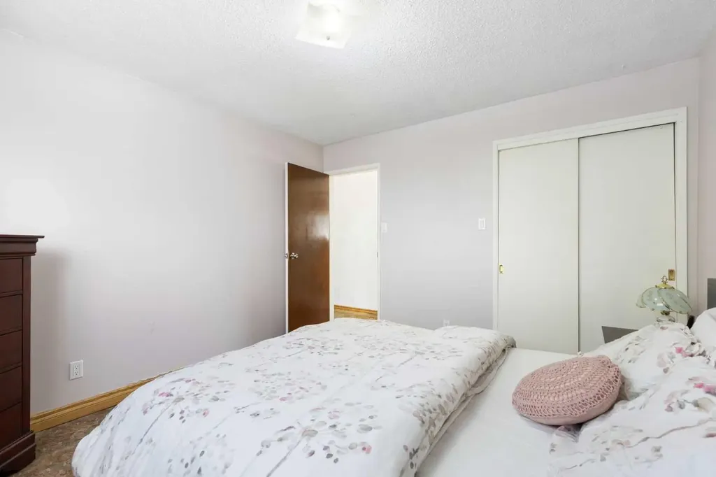 1016 Hunterdale Place NW Calgary AB T2K 4R7