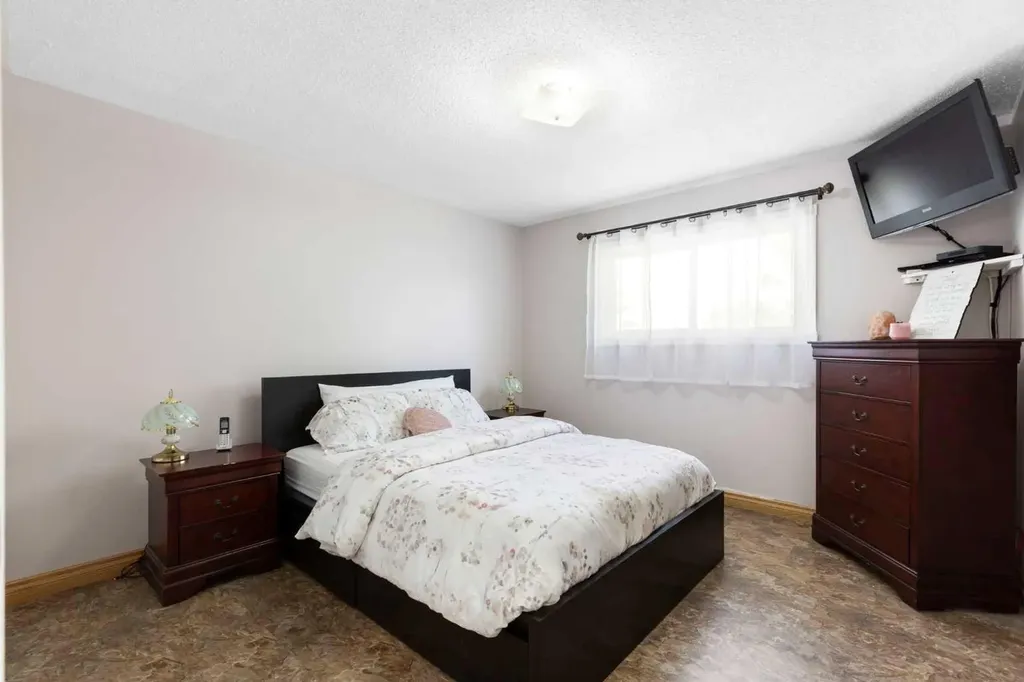 1016 Hunterdale Place NW Calgary AB T2K 4R7