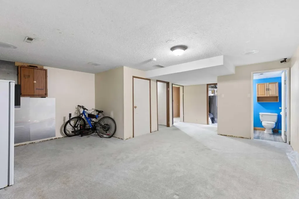 1016 Hunterdale Place NW Calgary AB T2K 4R7