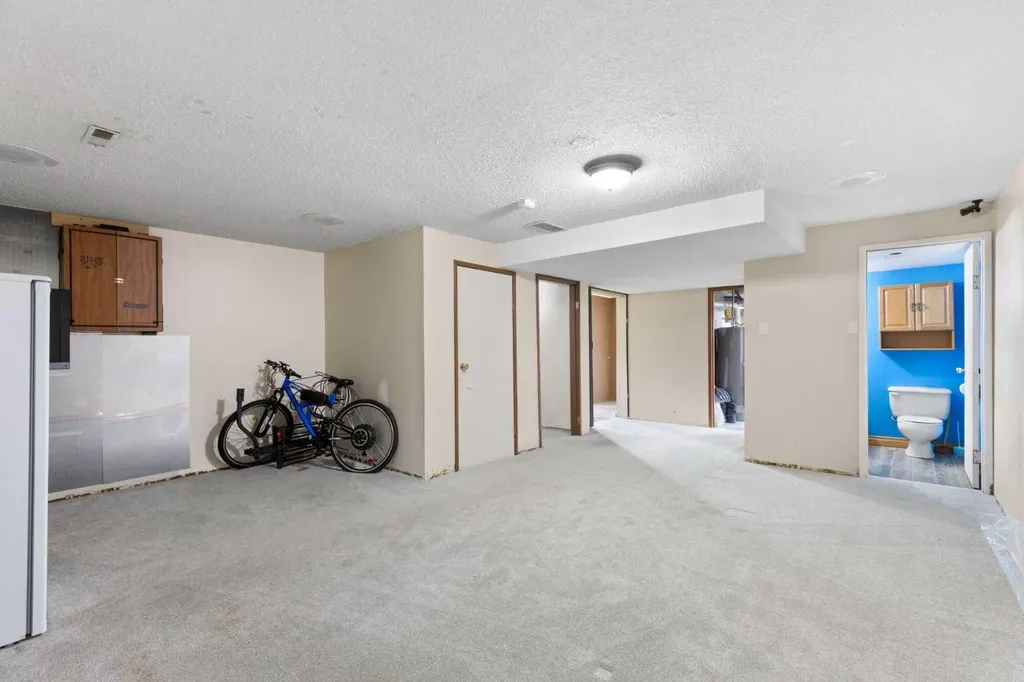 1016 Hunterdale Place NW Calgary AB T2K 4R7
