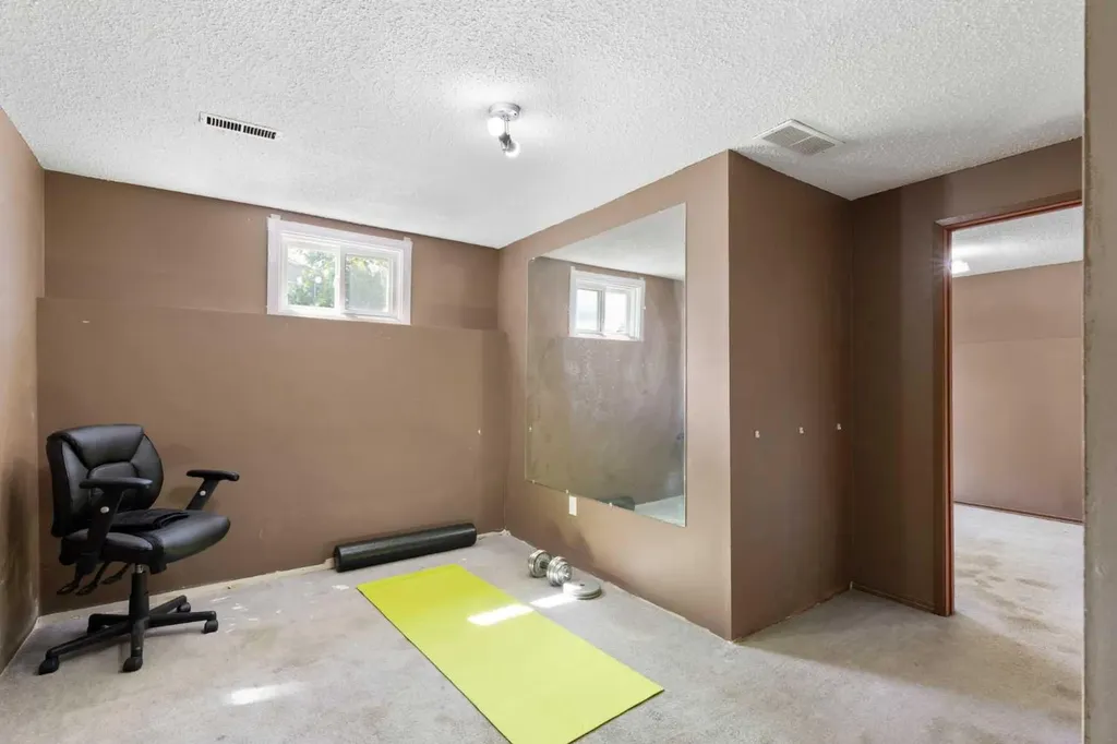 1016 Hunterdale Place NW Calgary AB T2K 4R7
