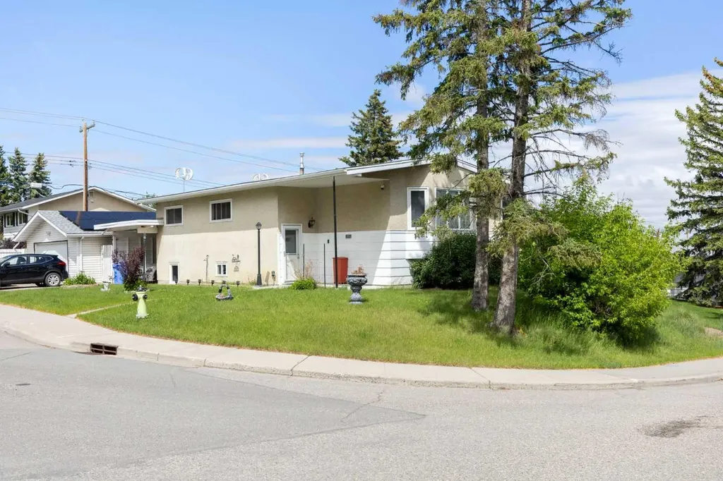 1016 Hunterdale Place NW Calgary AB T2K 4R7