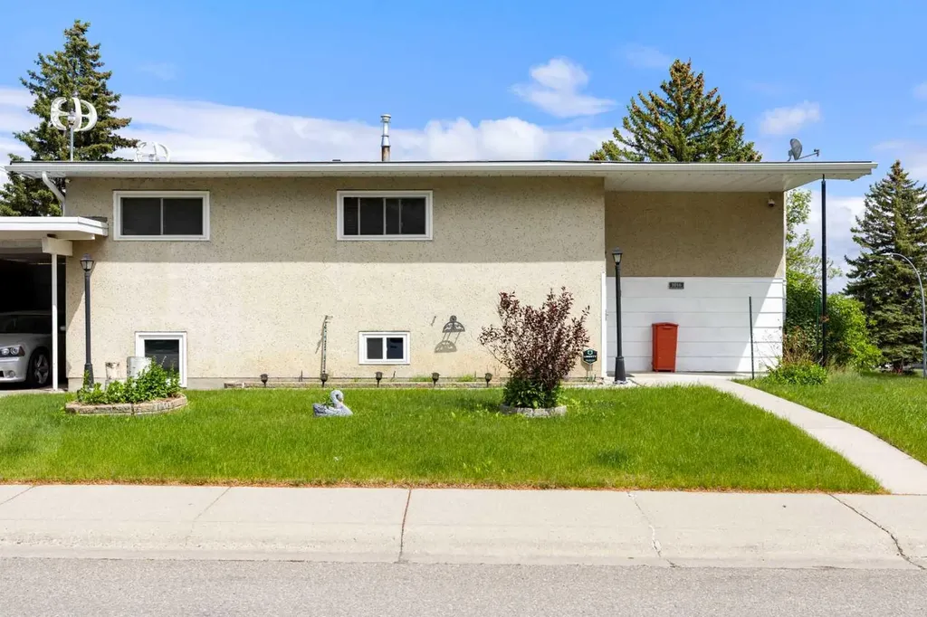 1016 Hunterdale Place NW Calgary AB T2K 4R7