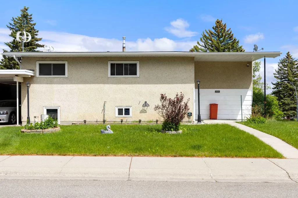 1016 Hunterdale Place NW Calgary AB T2K 4R7